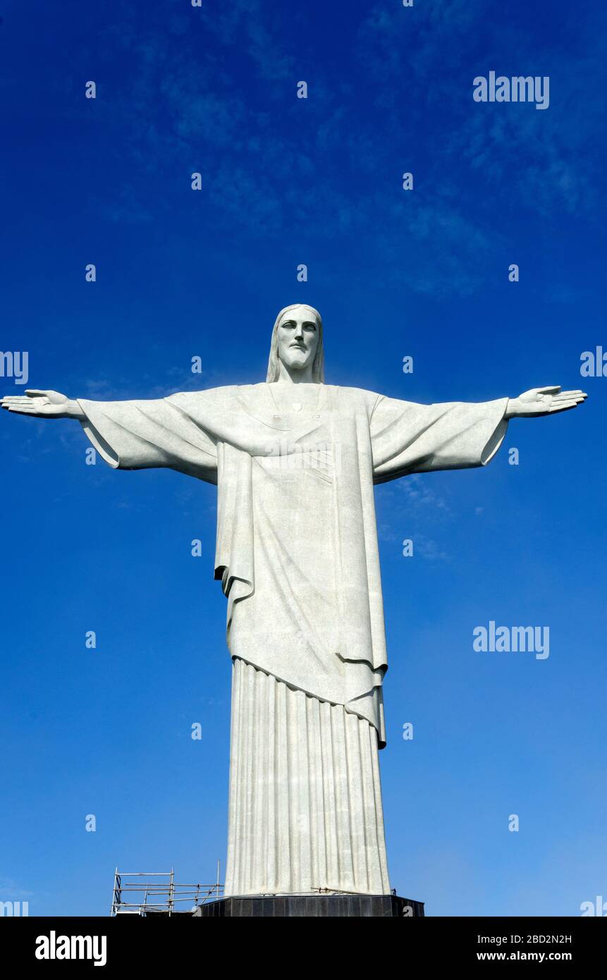 Le braccia stese dello status art deco di Gesù Cristo Redentore, l'icona sulla cima del monte Corcovado, Rio de Janeiro, Brasile Foto Stock
