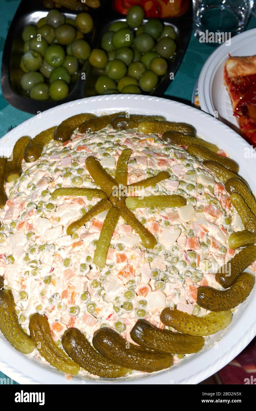 Insalata russa servita per cena Foto Stock