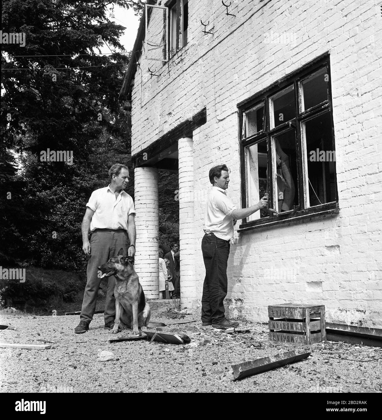 Glazier riparazione danni vandalici al cottage rurale negli anni '60 Wrekin Cottage Foto Stock