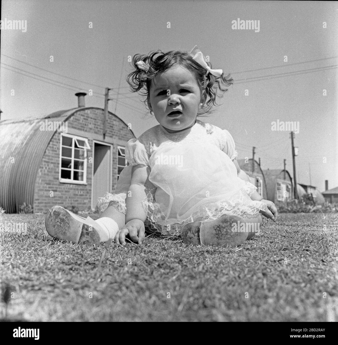 Il figlio della famiglia serba jugoslava di rifugiati inizia la sua nuova vita in Gran Bretagna 1968 Foto Stock