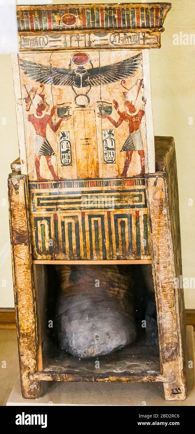 Egitto, museo di Mallawi, foto scattate nel 2009, prima del saccheggio nel 2013. Un piccolo naos, con i cartocchi di Darius. È stato riutilizzato come una bara. Foto Stock