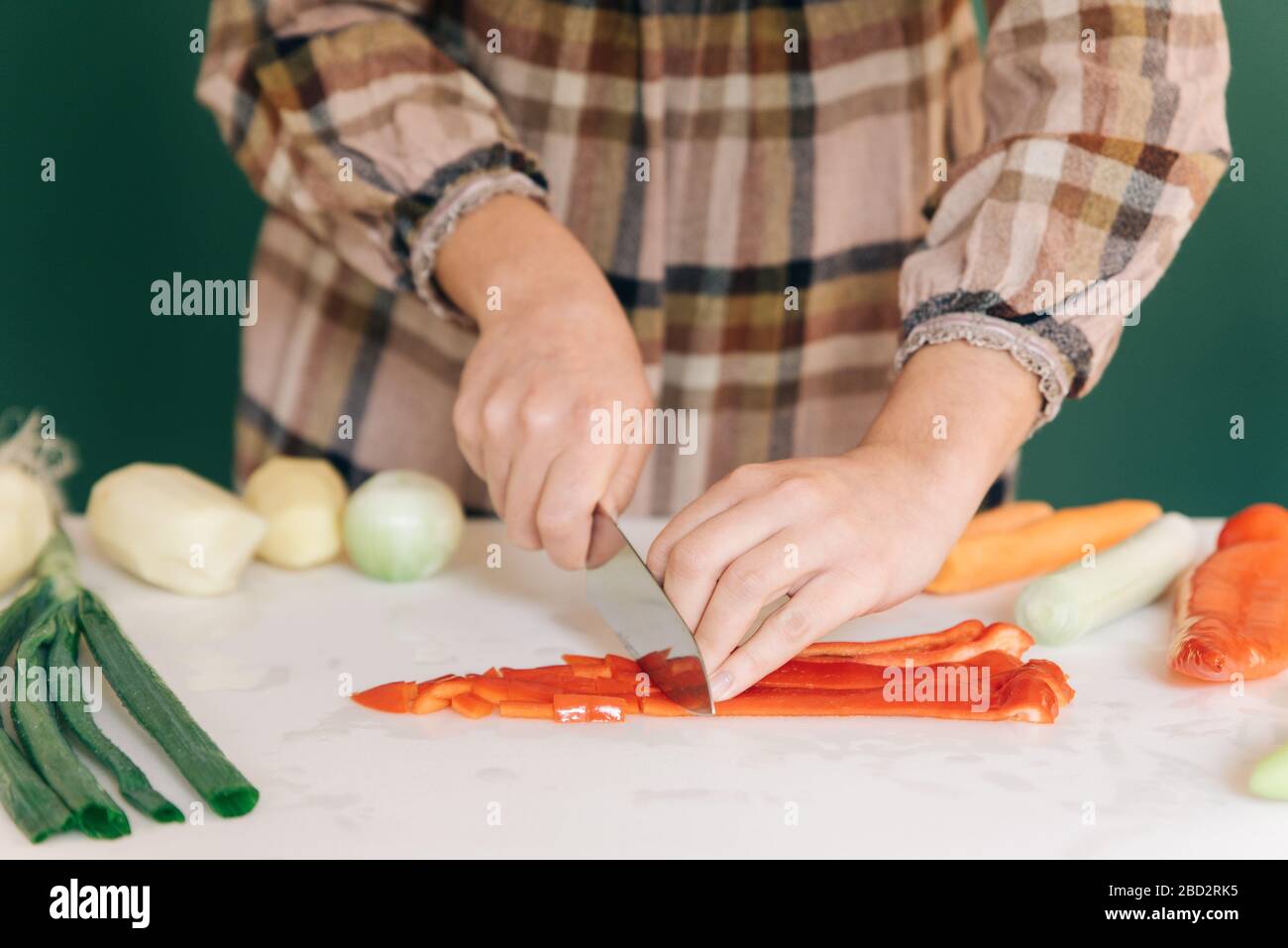 Donna taglia carote su tavola di legno su sfondo nero di fumé Foto stock -  Alamy
