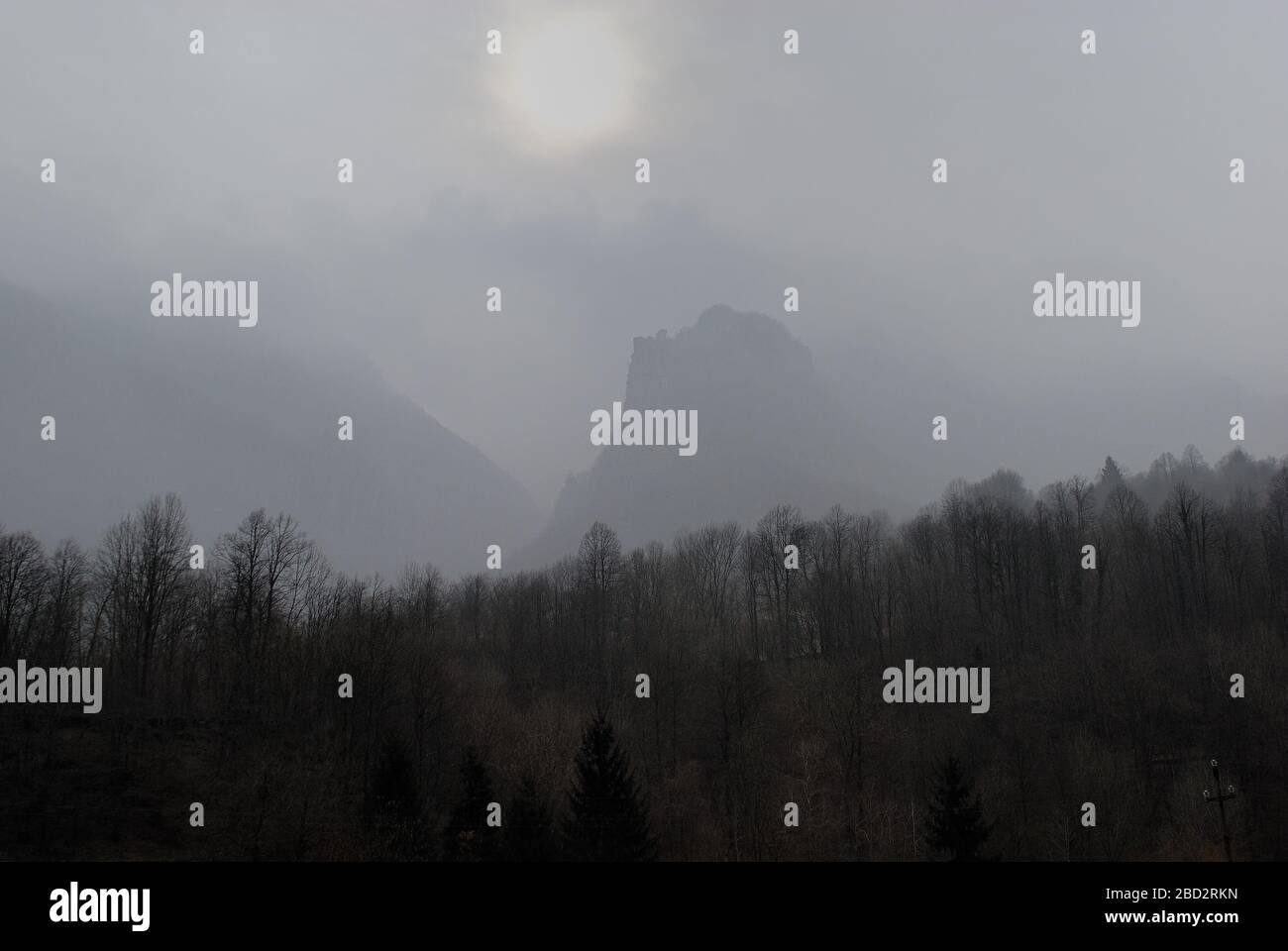 Veneto,Prealpi veneziane, Italia. Le montagne intorno al villaggio di Posina in un'alba nebbia. Foto Stock