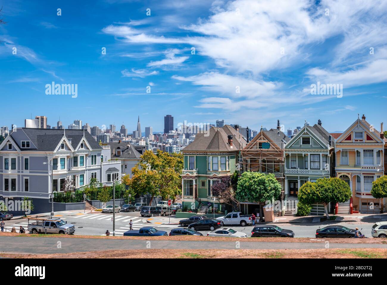 San Francisco, CA / USA - Luglio 17 2015: Le Signore dipinte in Steiner Street di fronte ad Alamo Square e al moderno skyline della città. Foto Stock