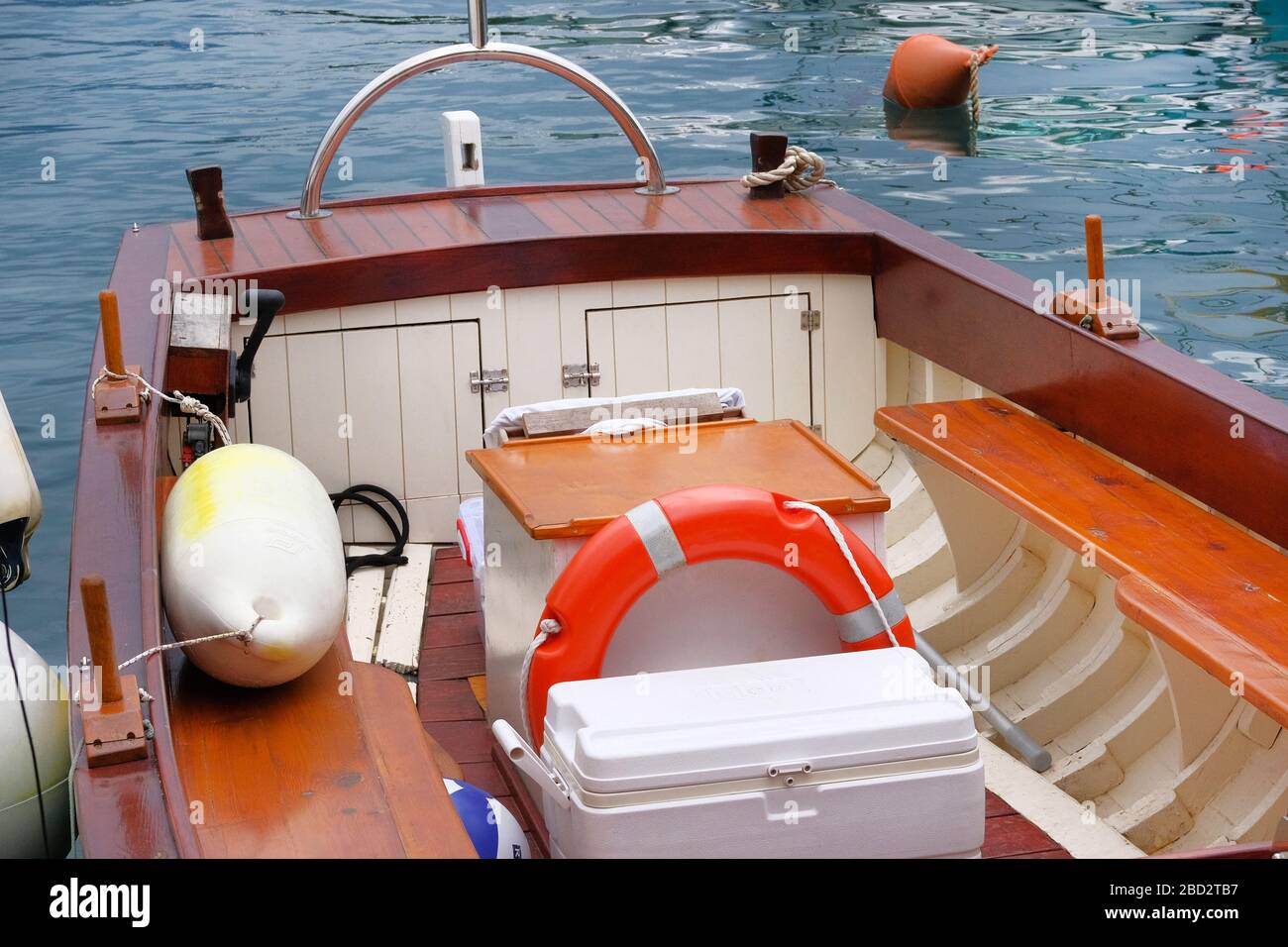 Lifebuoy arancione in barca. Concetto di salvataggio su acqua in estate. Foto Stock