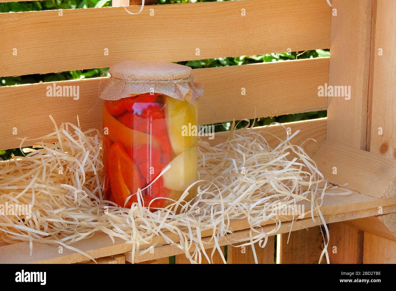 Peperoni rossi, gialli, arancioni in vaso. Concetto di alimenti fermentati. Foto Stock