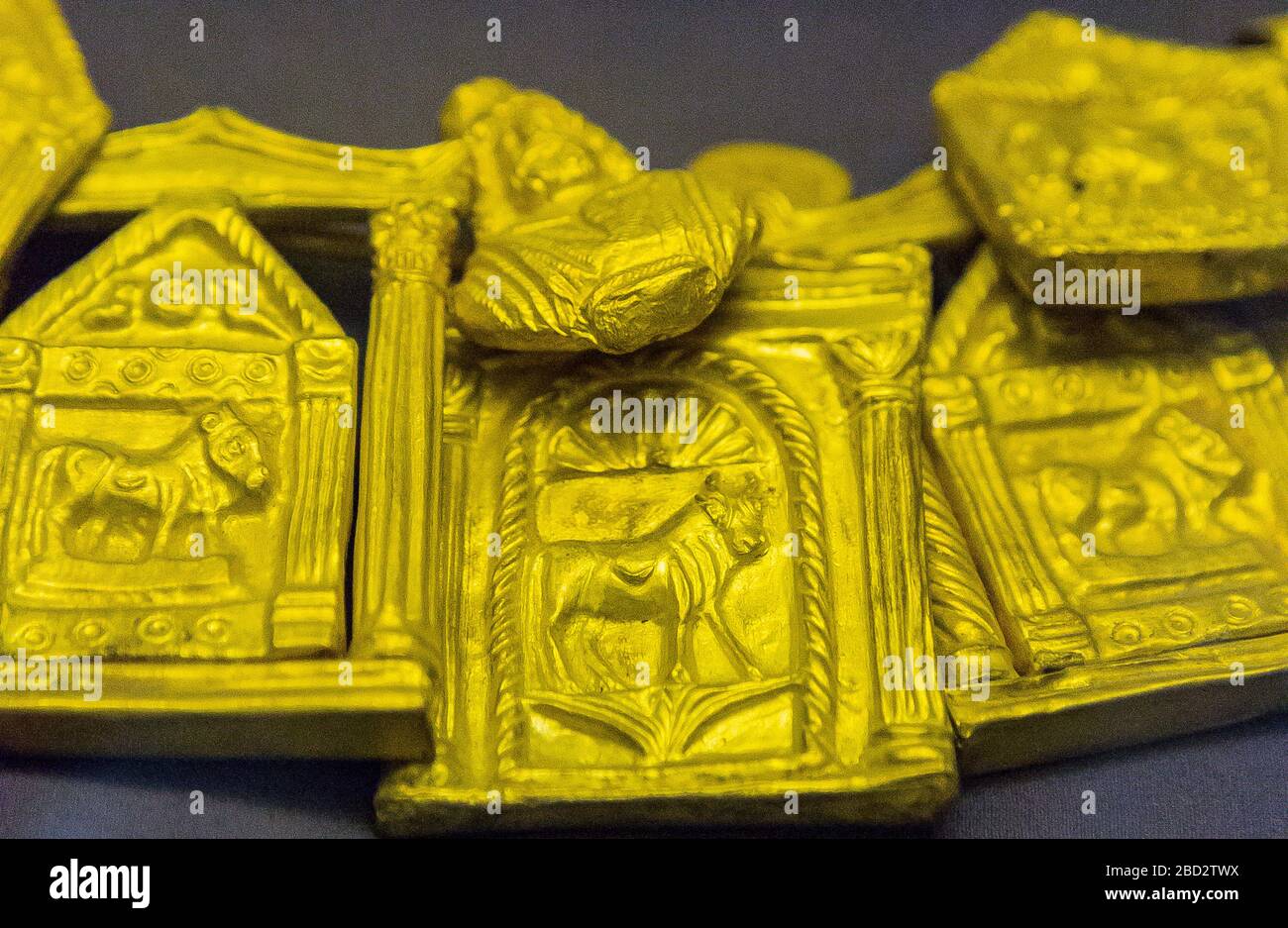 Egitto, Cairo, Museo Egizio, collare romano appartenente al tesoro di Dush, trovato in una cache nel tempio di Dush. Il collare è realizzato con amuleti in oro. Foto Stock
