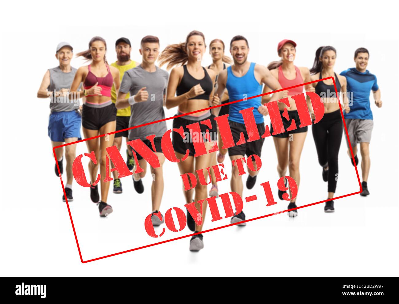 Persone che corrono una maratona con messaggio annullato a causa di covid-19 scritto sopra isolato su sfondo bianco Foto Stock