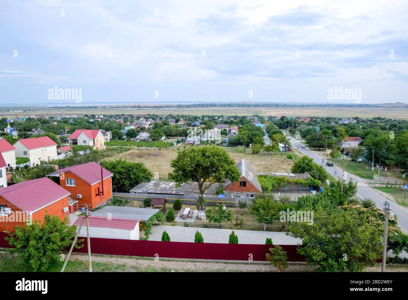 Il villaggio per la patria. Vista dall'alto del villaggio nel territorio di Krasnodar della Russia. Foto Stock