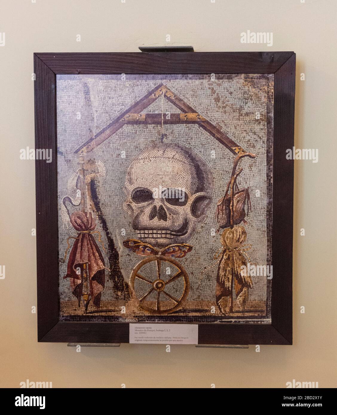 Аn antico mosaico raffigurante un cranio trovato negli scavi dell'antica città di Pompei. Еxhibition al Museo Archeologico Nazionale di Napoli. Foto Stock