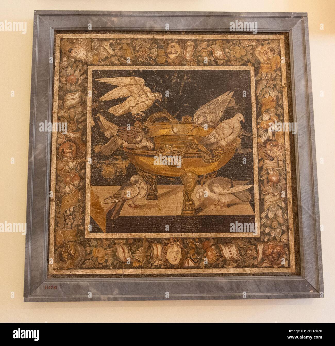 Аn antico mosaico raffigurante un piccione che beve da una ciotola, trovato negli scavi dell'antica città di Pompei. Museo Archeologico Nazionale. Foto Stock