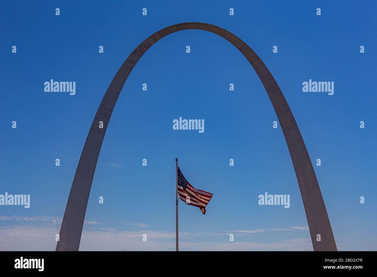 Saint Louis, USA - 07 maggio 2016: Arco gateway con bandiera degli Stati Uniti al centro dell'arco Foto Stock