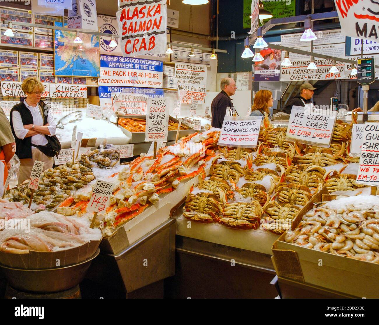 SEATTLE, WASHINGTON STATE, USA - 2007 MAGGIO: Pesce e frutti di mare in vendita al Pike Place Market Foto Stock