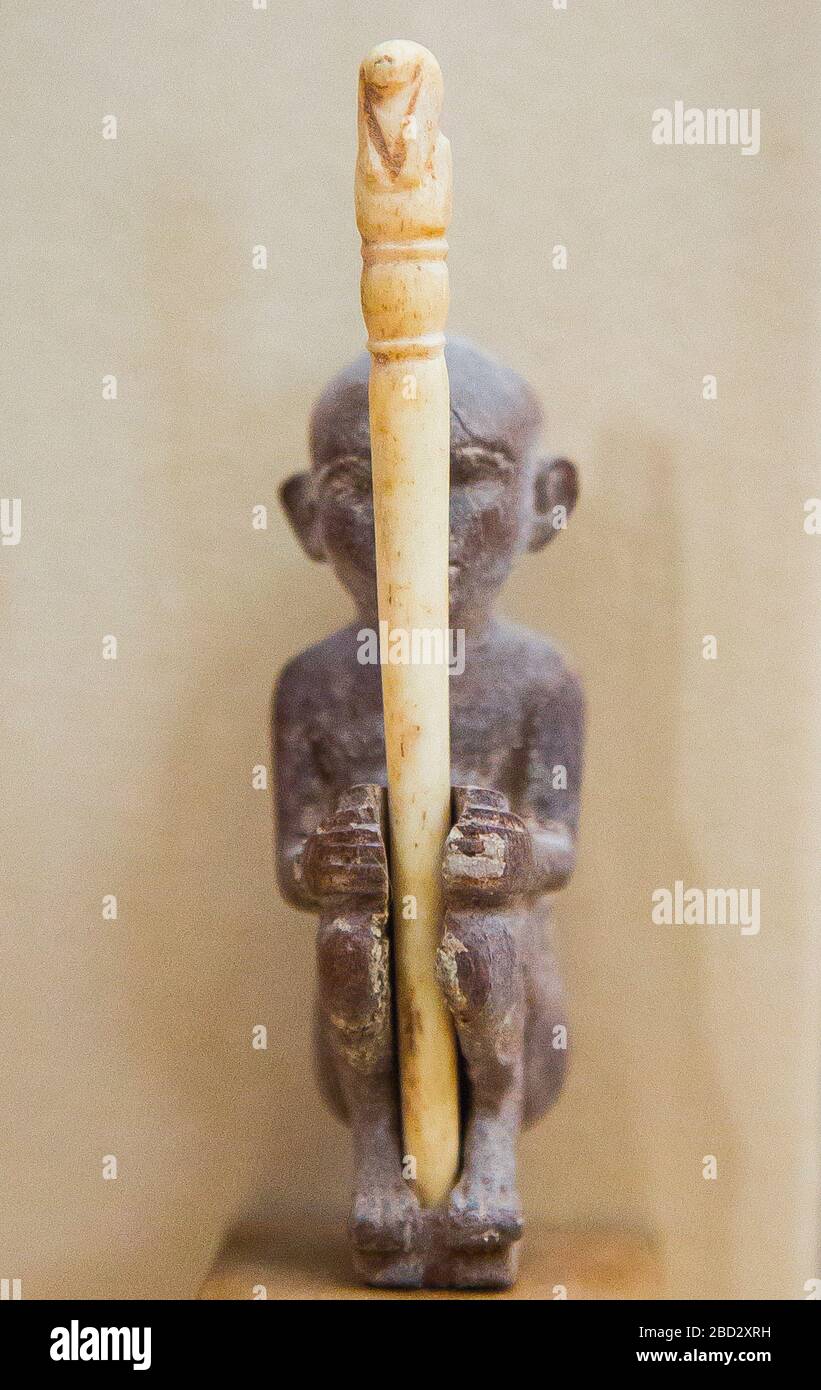 Egitto, Cairo, Museo Egizio, statuette di un vecchio sbattendo e tenendo un bastone d'avorio. Foto Stock