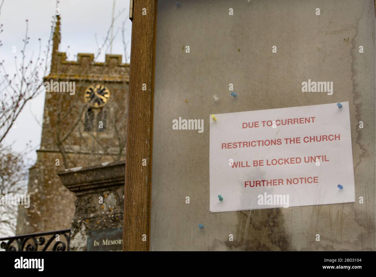 Un cartello fuori dalla chiesa di San Giovanni Battista a Buckhorn Weston che indica che la chiesa è chiusa a causa dell'epidemia di Coronavirus. Dorset Inghilterra Foto Stock