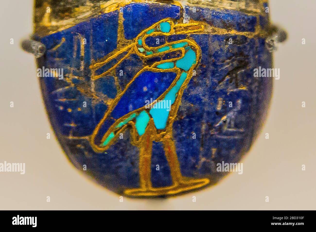 Mostra 'il regno animale nell'antico Egitto', Museo Louvre-Lens. Scarabeo cardiaco raffigurante una fenice (uccello Benu). E 3085. Foto Stock