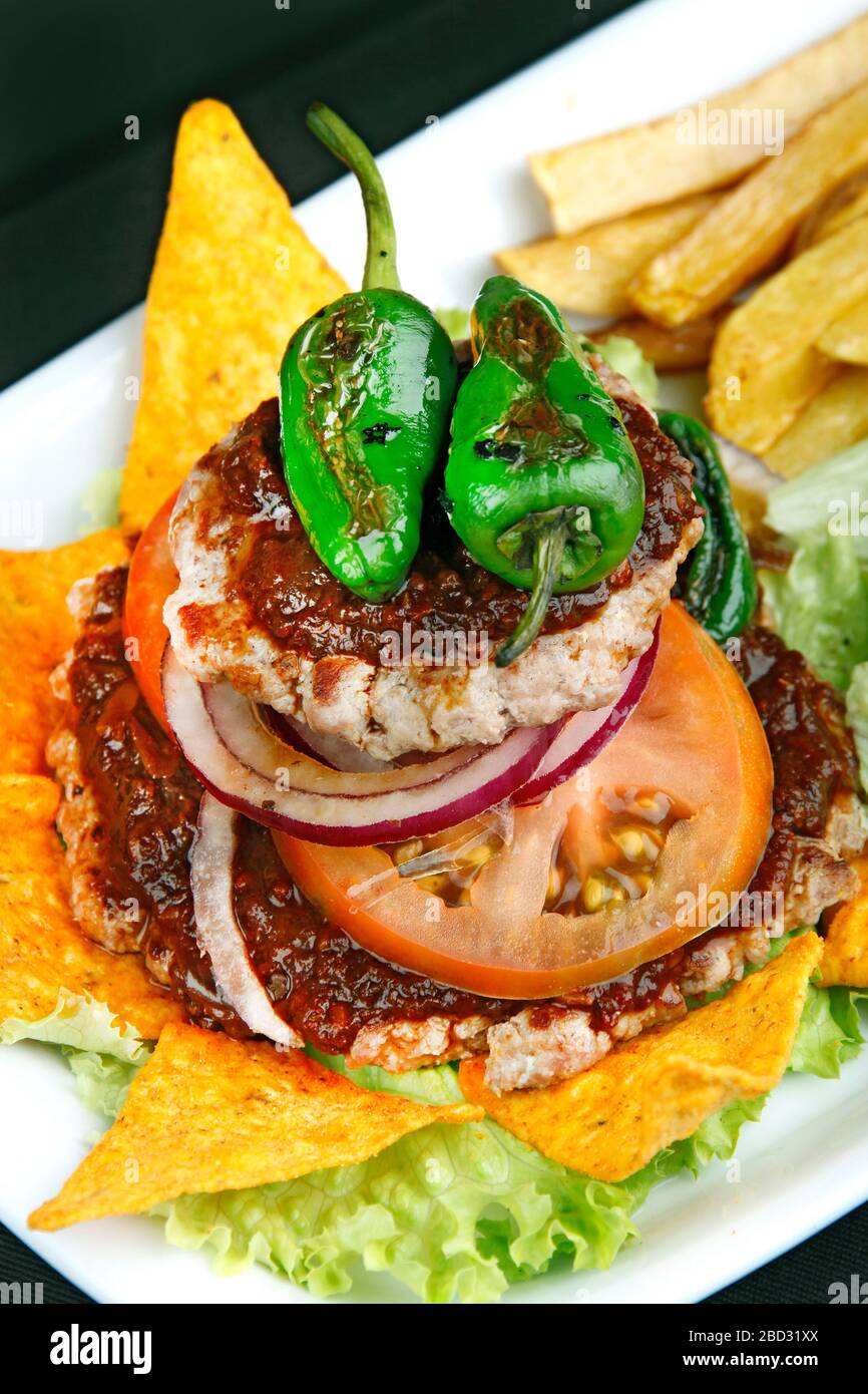 Hamburger in primo piano, carne, lattuga, pomodoro e formaggio Foto Stock