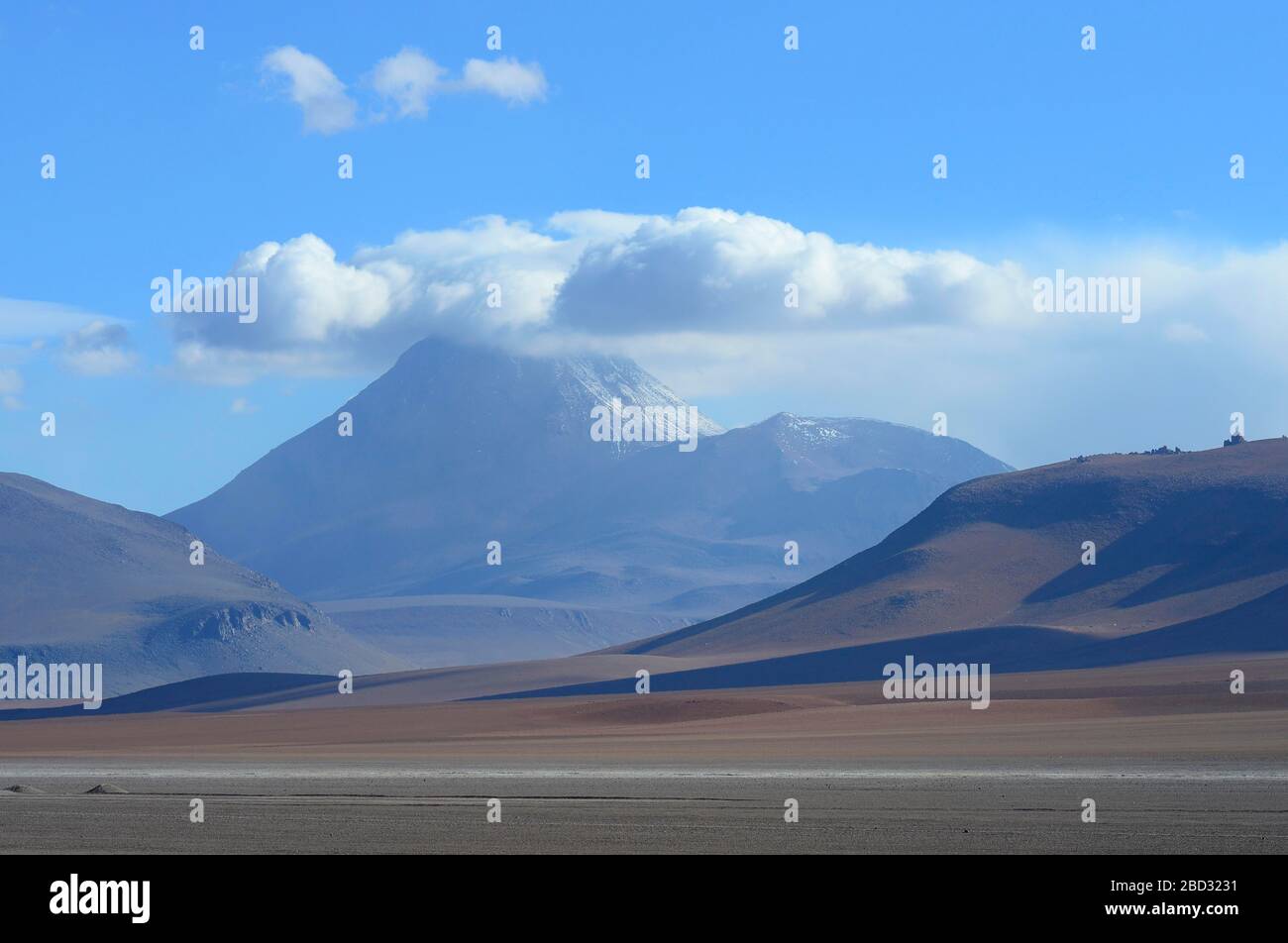 Cima del vulcano Lanin, velato in nuvole, Altiplano, Paso de Jama, Antofagasta regione, Cile Foto Stock