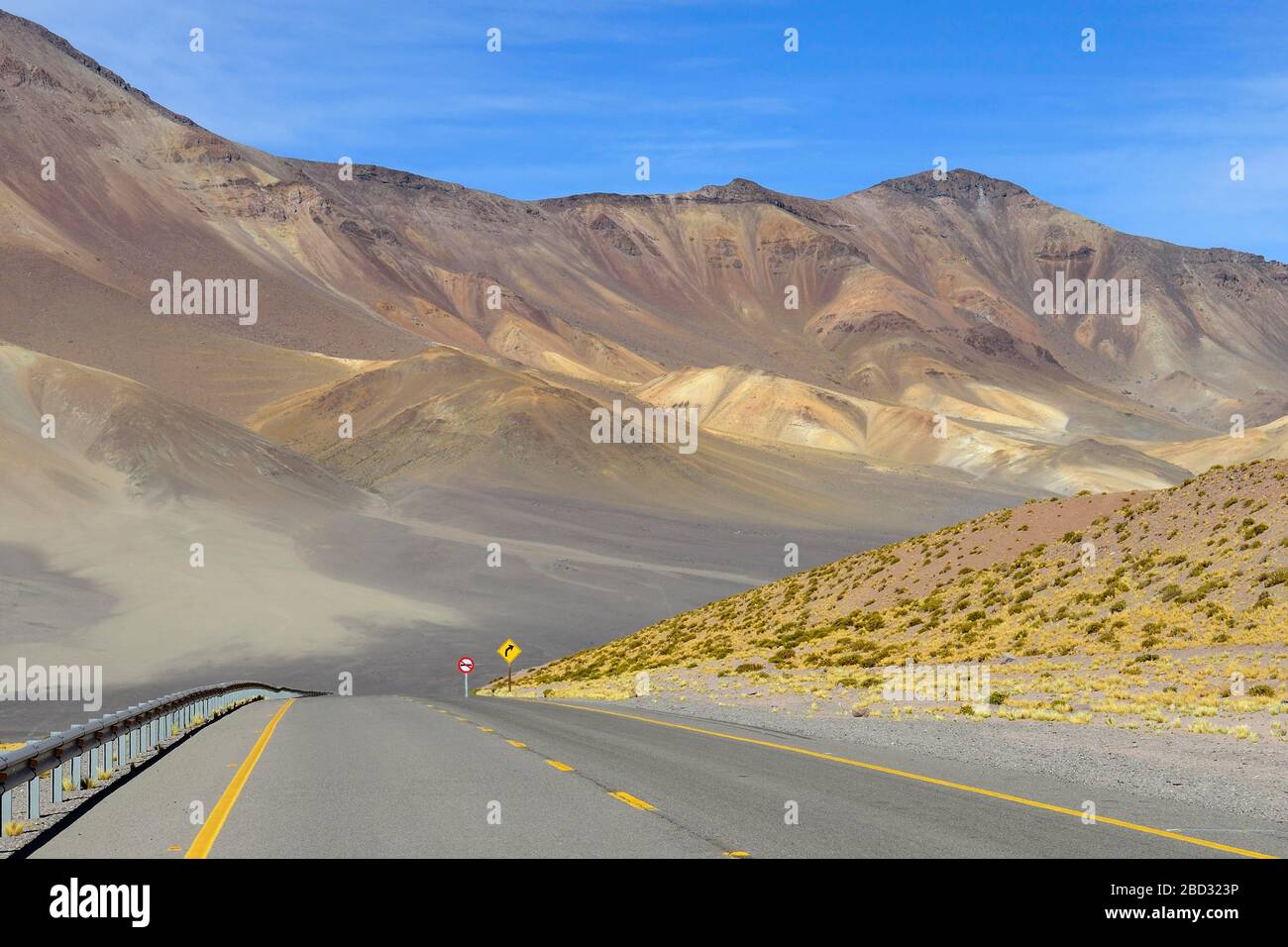 Passa la strada attraverso l'altopiano, Altiplano, confine con l'Argentina, Paso de Jama, Antofagasta regione, Cile Foto Stock