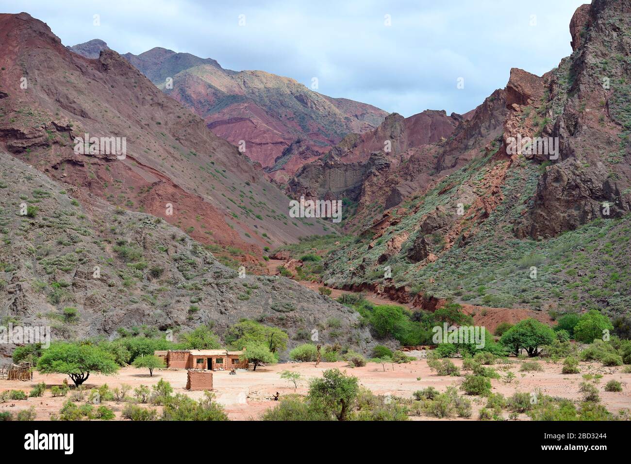 Casa solitaria di fronte a montagne aride, Ruta 40, provincia di la Rioja, Argentina Foto Stock