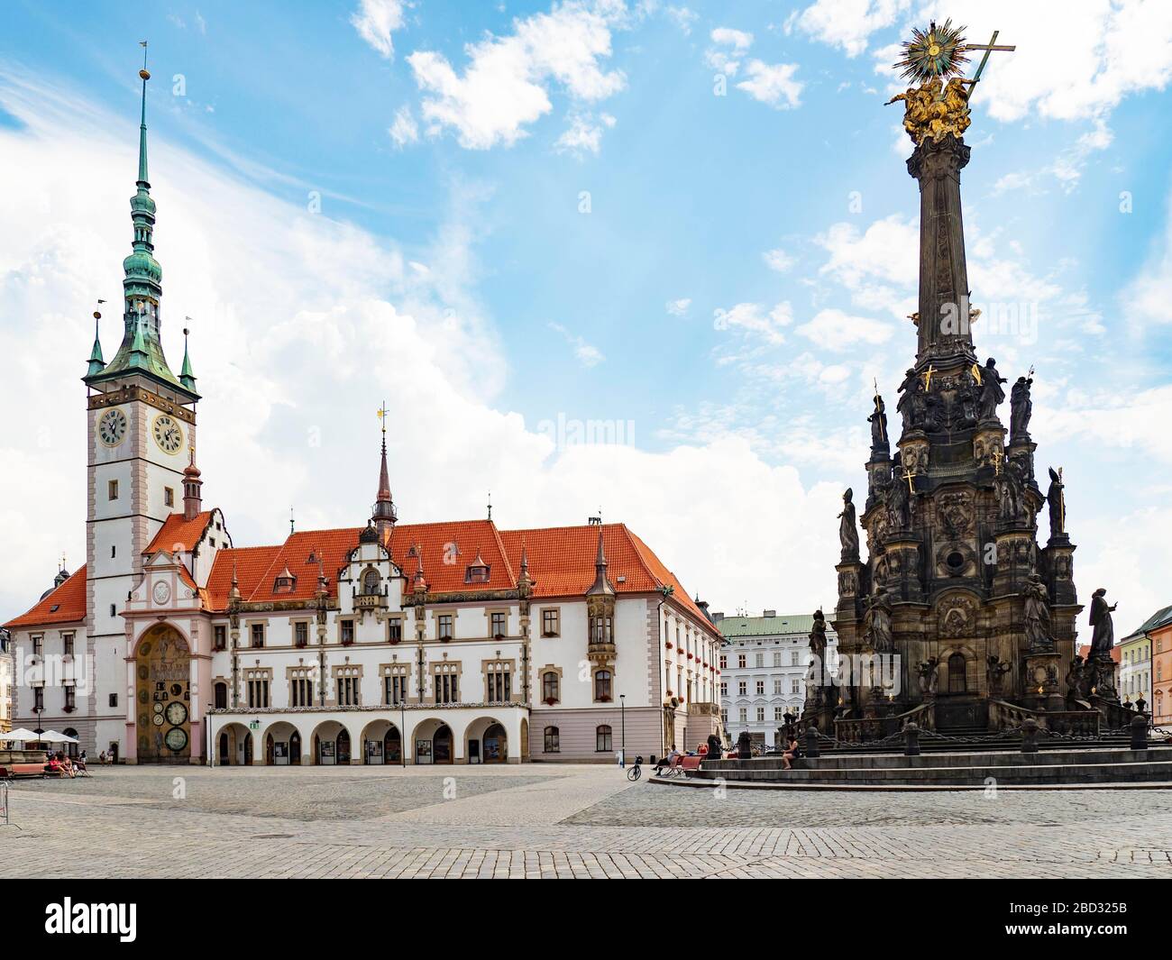 Municipio e la colonna della Trinità Patrimonio dell'Umanità dell'UNESCO, Olomouc, Olomouc, formato ritratto, Moravia del Nord, Repubblica Ceca Foto Stock