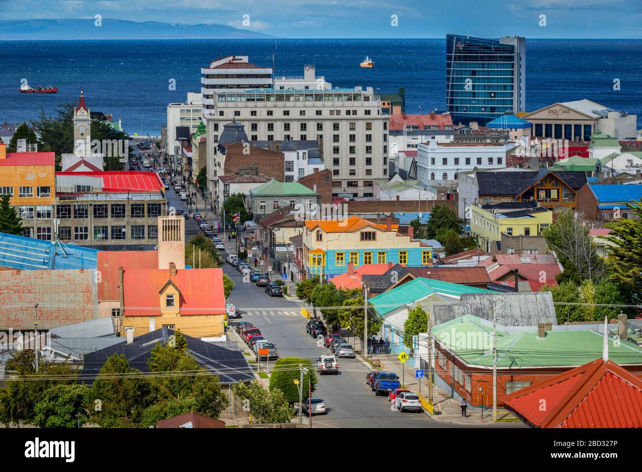 Vista sulla città per lo stretto di Magellan, Punta Arenas, Region de Magallanes y de la Antartica Chilena, Patagonia, Cile Foto Stock
