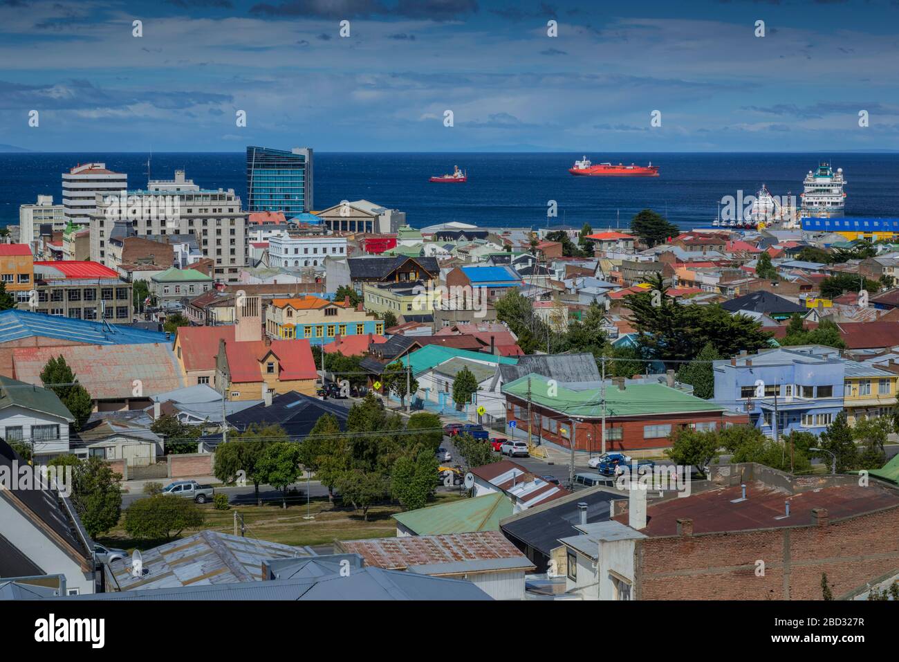Vista sulla città per lo stretto di Magellan, Punta Arenas, Region de Magallanes y de la Antartica Chilena, Patagonia, Cile Foto Stock
