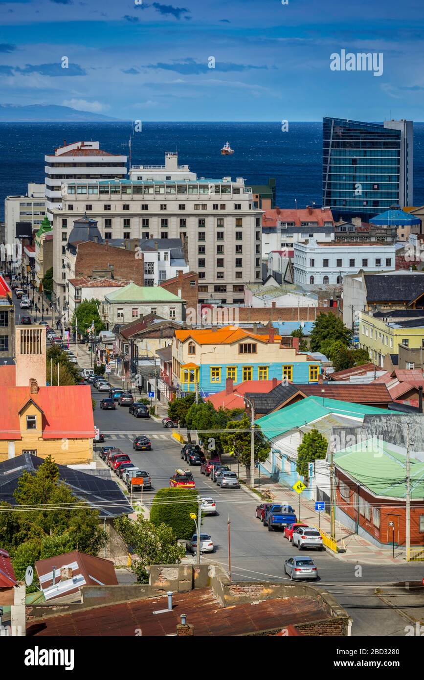 Vista sulla città per lo stretto di Magellan, Punta Arenas, Region de Magallanes y de la Antartica Chilena, Patagonia, Cile Foto Stock