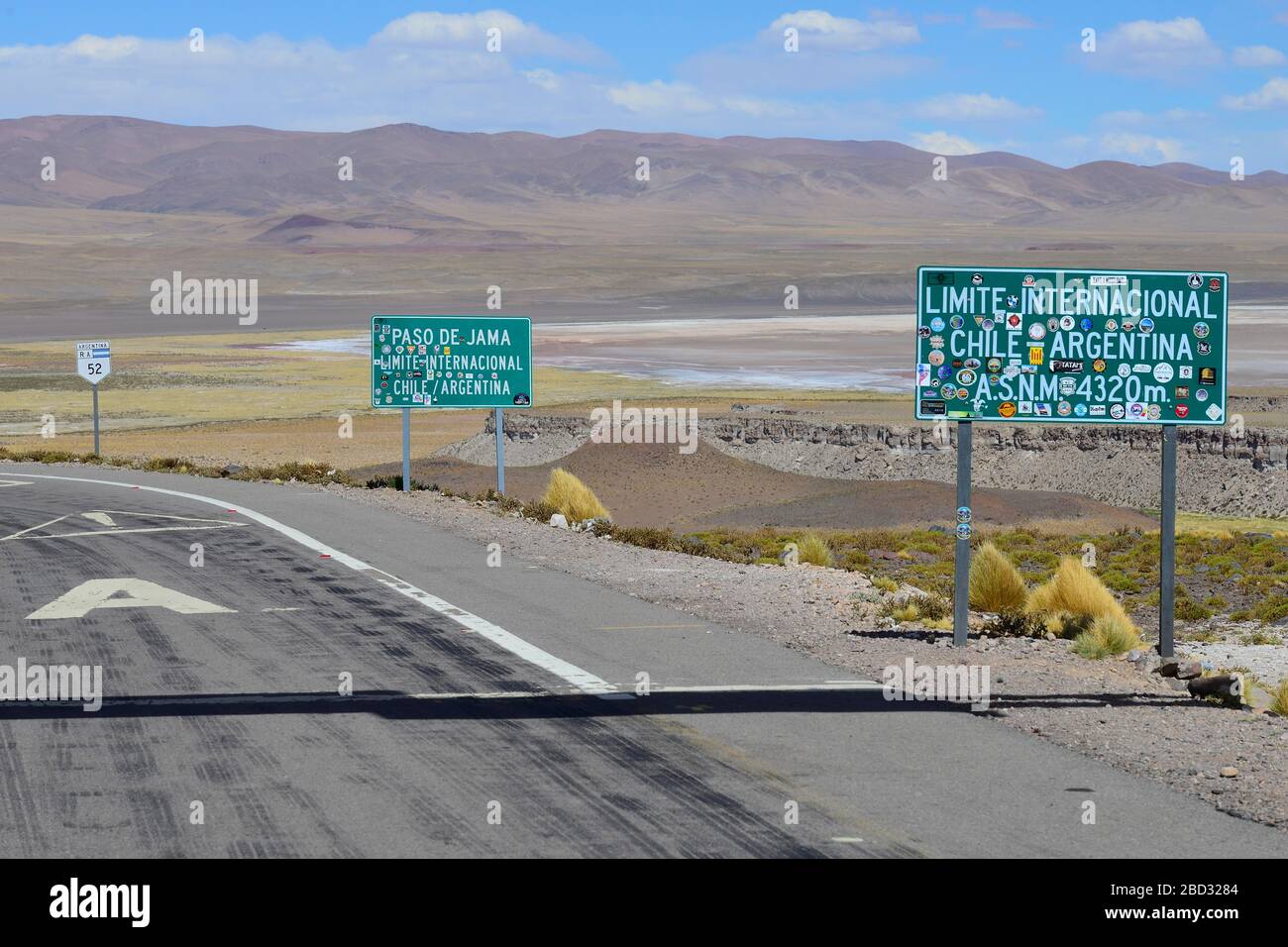 Indicazioni stradali al confine con il Cile, 4320 m, Paso de Jama, Altiplano, provincia di Jujuy, Argentina Foto Stock