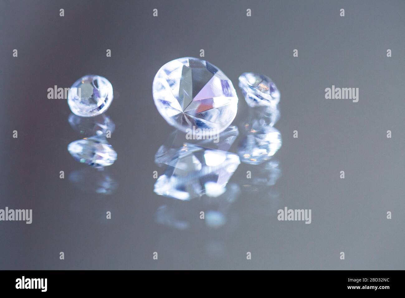 Tre diamanti da tavolo in vetro macro Foto Stock