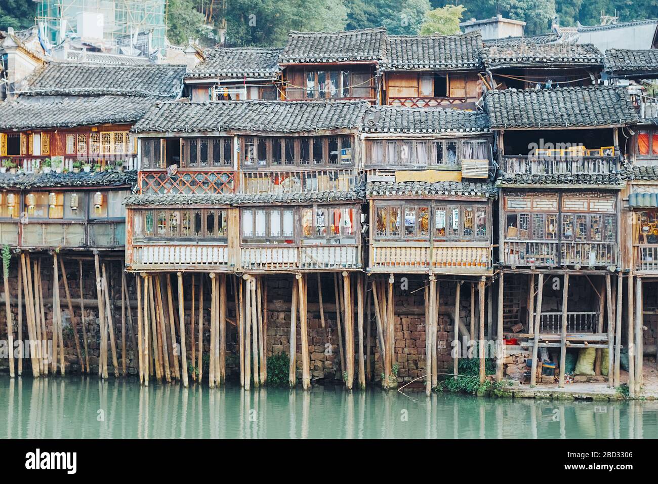 Antica città della Cina, Fenghuang. Case in legno sull'acqua. Villaggio della phoenix. Cina Romantica Foto Stock