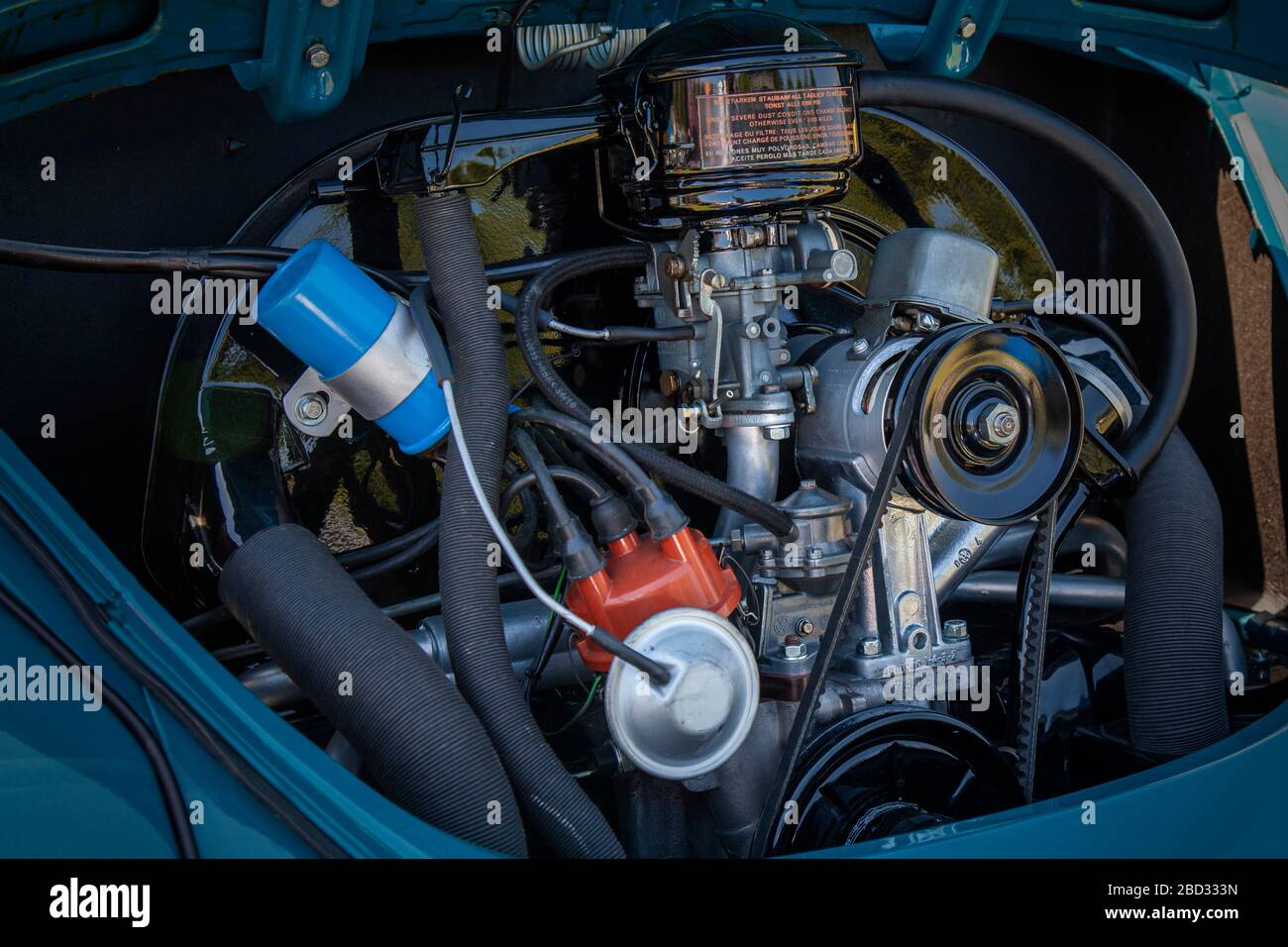 Vecchio motore su un classico Bug VW. Cofano aperto Foto Stock