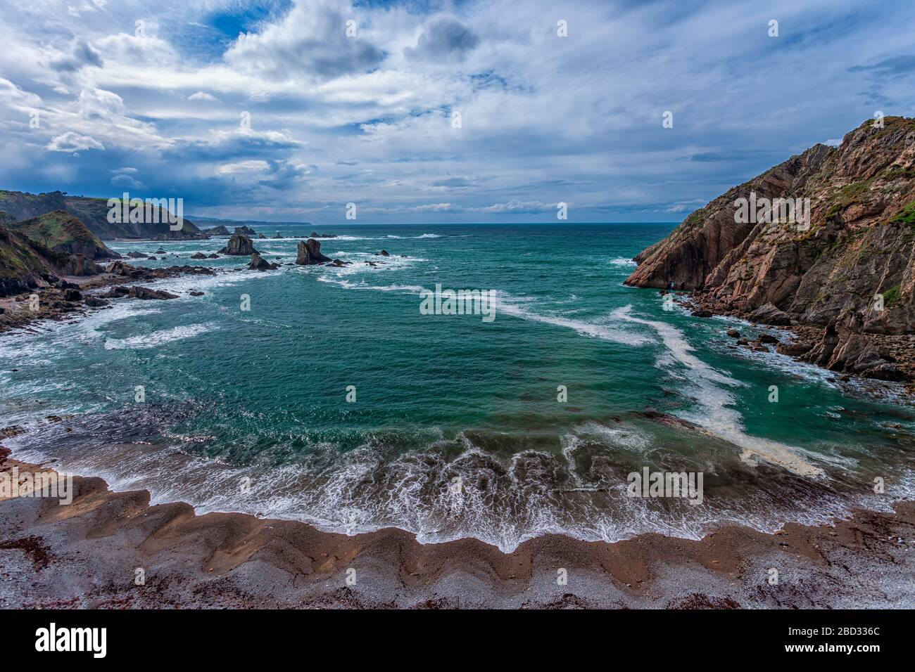 Costa delle Asturie. Spiaggia selvaggia di El Silencio. Asturie, Spagna Foto Stock