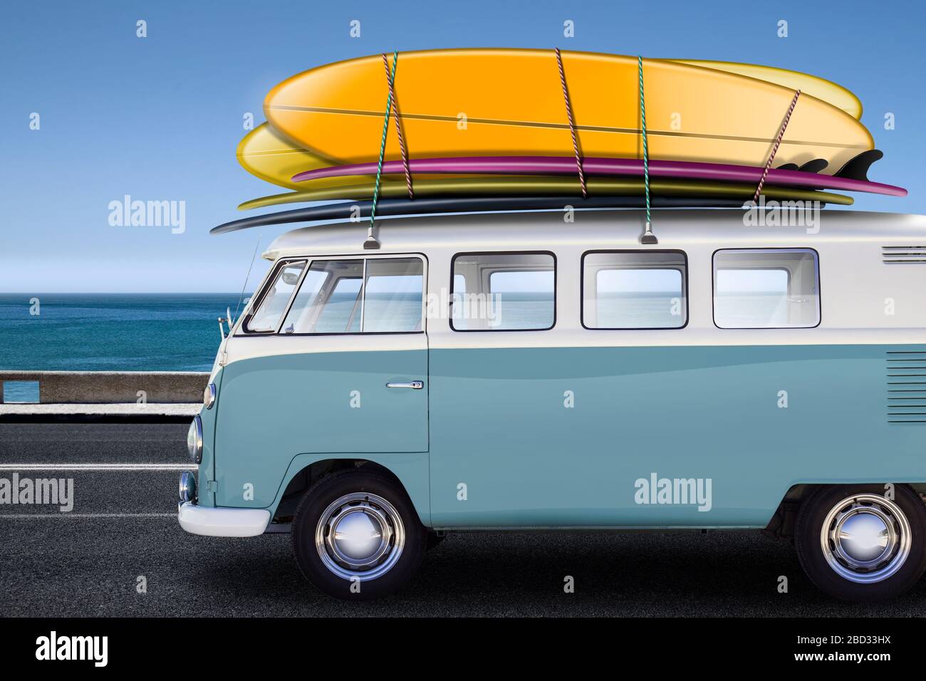 Il classico camper VW Blue and White parcheggiato sul lungomare. Foto Stock