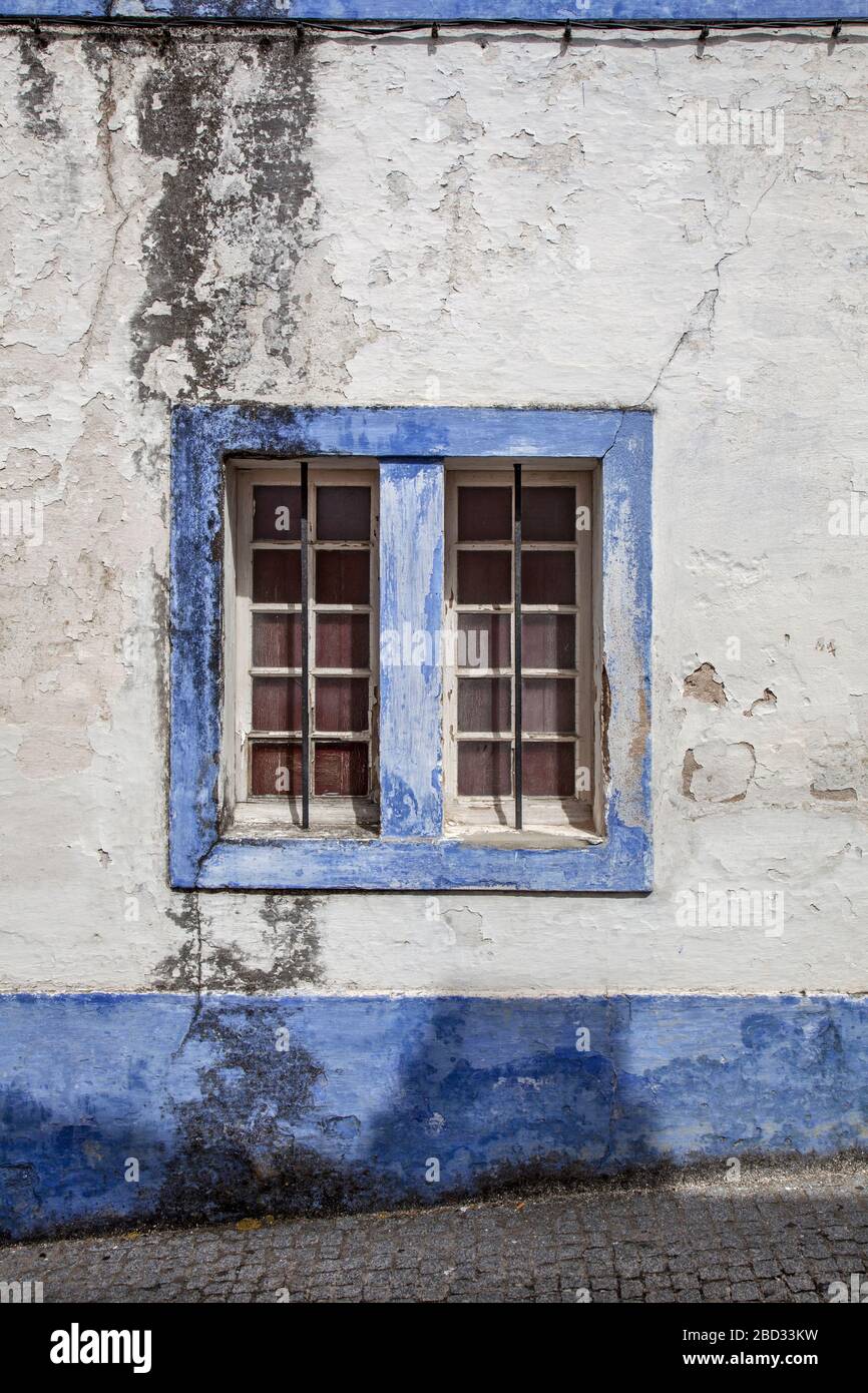 La finestra è vecchia e il vetro rotto con le tende. Foto Stock