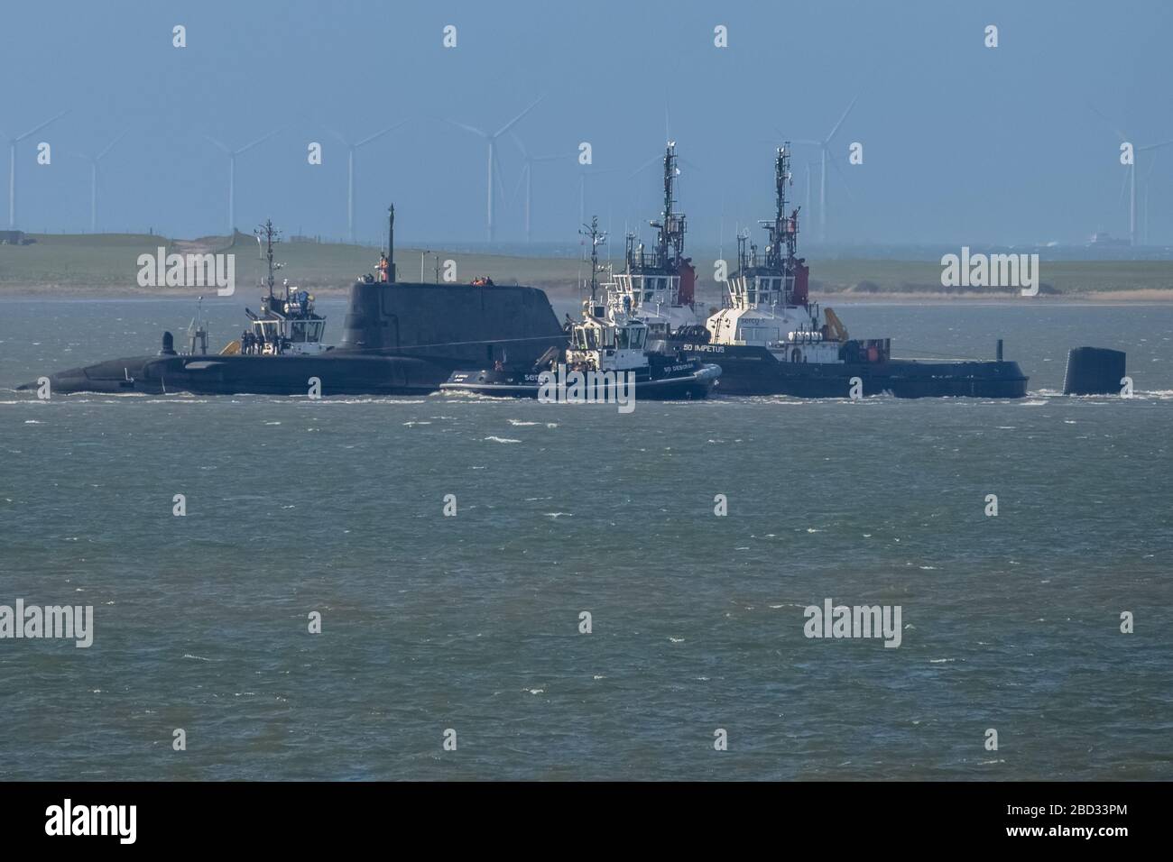 Barrow-in-Furness, Cumbria, Regno Unito. 6 aprile 2020. Meteo Regno Unito. Hazy Sunshine con Blue Skies mentre HMS parte audace per le prove in mare lungo Walney Channel dopo il completamento in BAE Systems Barrow-in-Furness. Credit:greenburn/Alamy Live News. Foto Stock