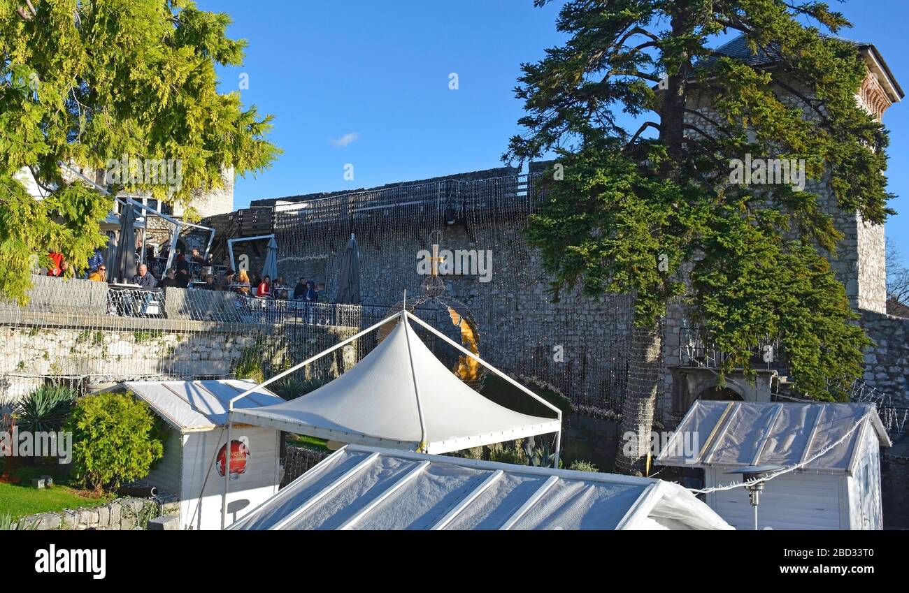 Rijeka, Croazia - 26 dicembre 2019. La gente può gustare un drink al sole del Boxing Day presso un caffè all'interno del castello di Trsat, nel sobborgo di Trsat della costa Foto Stock