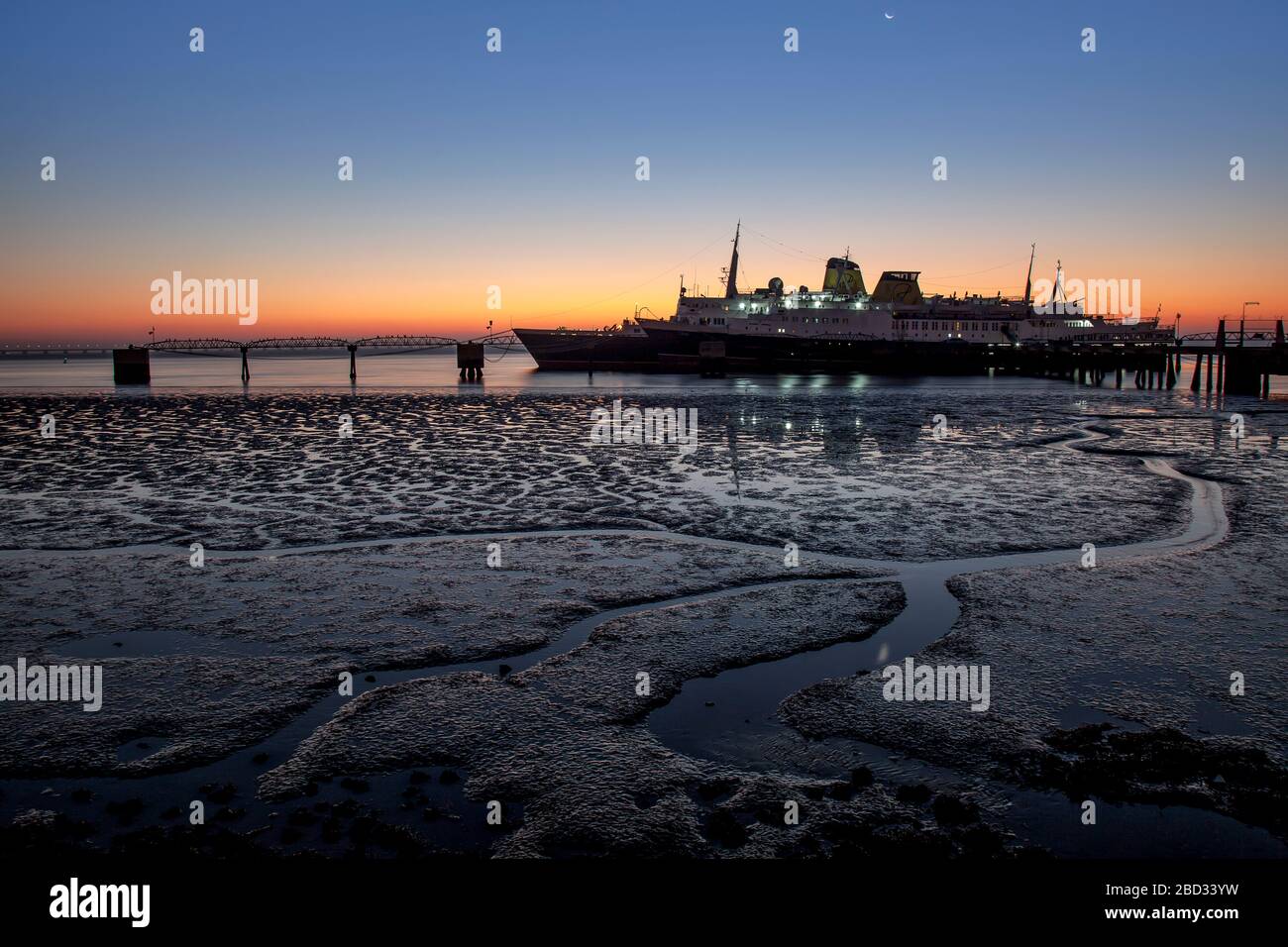 Nave da crociera abbandonata sul fiume Tago, Lisbona. Portogallo. Foto Stock