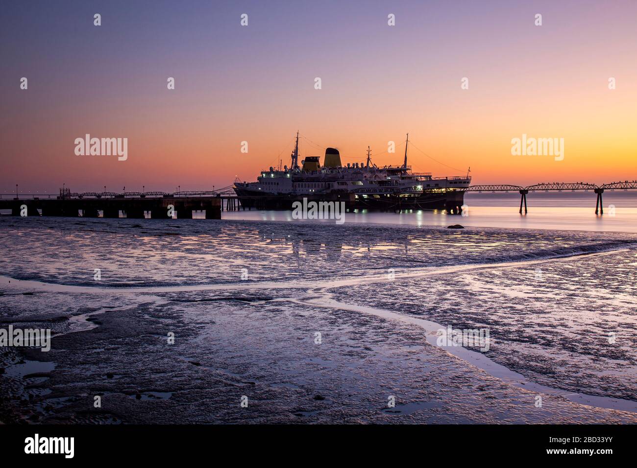 Nave da crociera abbandonata sul fiume Tago, Lisbona. Portogallo. Foto Stock