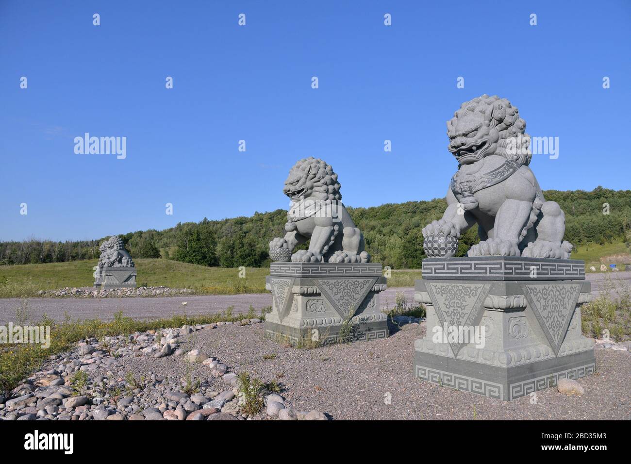 Leoni guardiani cinesi come ornamento architettonico posto all'ingresso del tempio Foto Stock