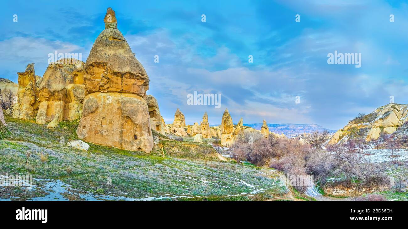 Vista panoramica della valle del Pigeon con alte formazioni rocciose di tufo, che contengono birdhouses, Cappadocia, Turchia Foto Stock