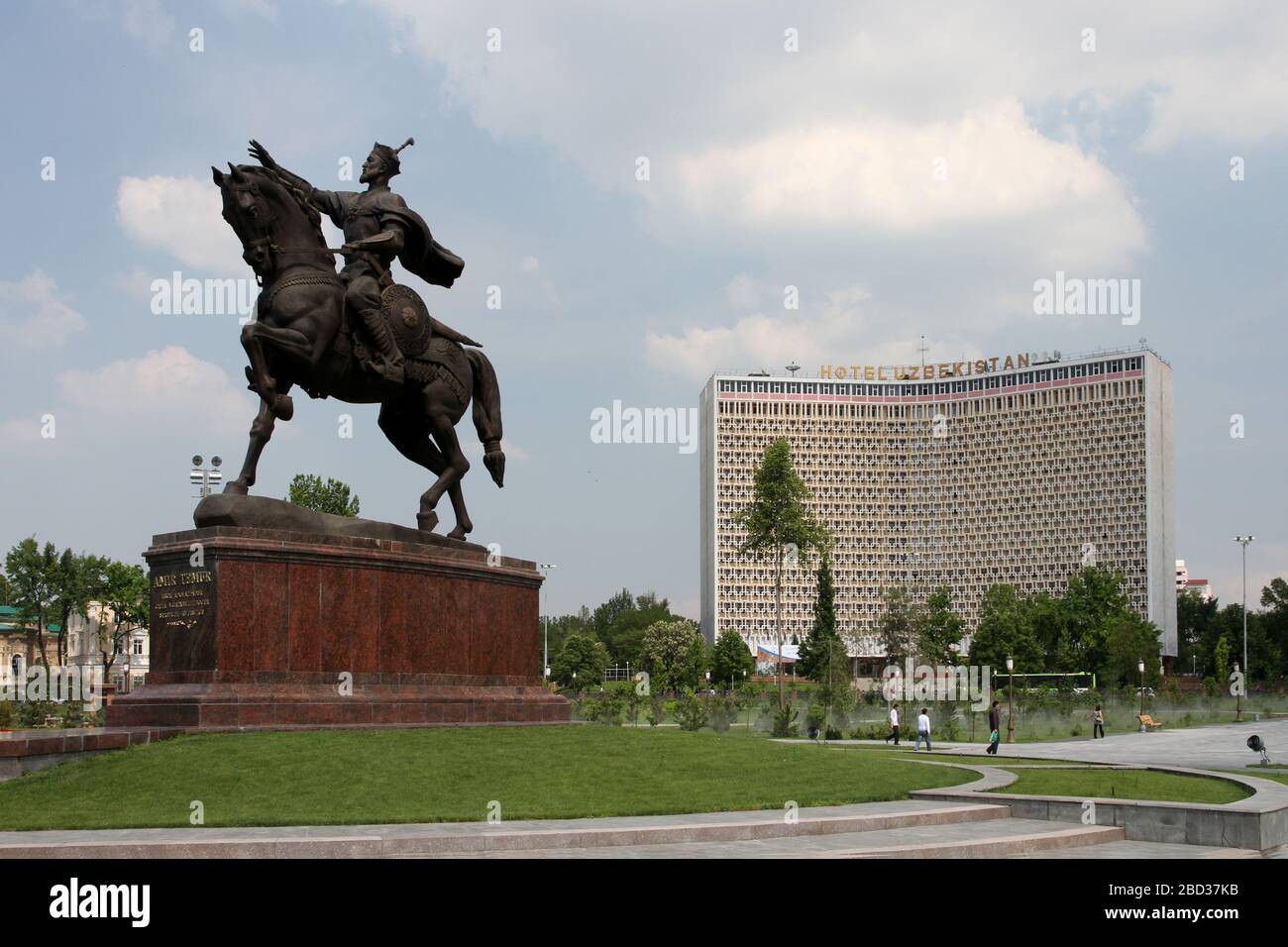 Statua di Amir Timur (Tamerlane) nella piazza Timurlane di fronte all'Hotel Uzbekistan a Tashkent Foto Stock