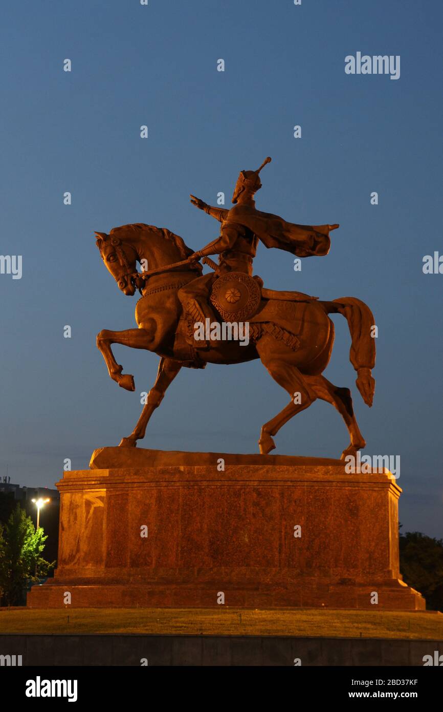Tamerlane (Amir Timur) statua nella piazza chiamata per Tamerlane di notte Foto Stock