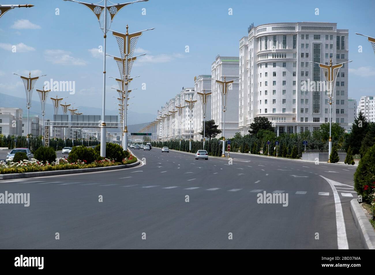 Strade di Ashgabat Turkmenistan fiancheggiate da edifici bianchi Foto Stock