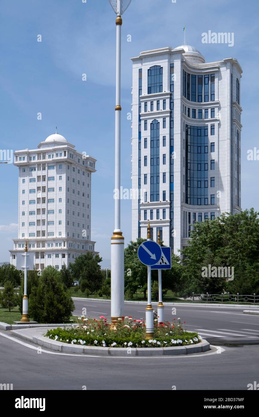 Strade di Ashgabat Turkmenistan fiancheggiate da edifici bianchi Foto Stock