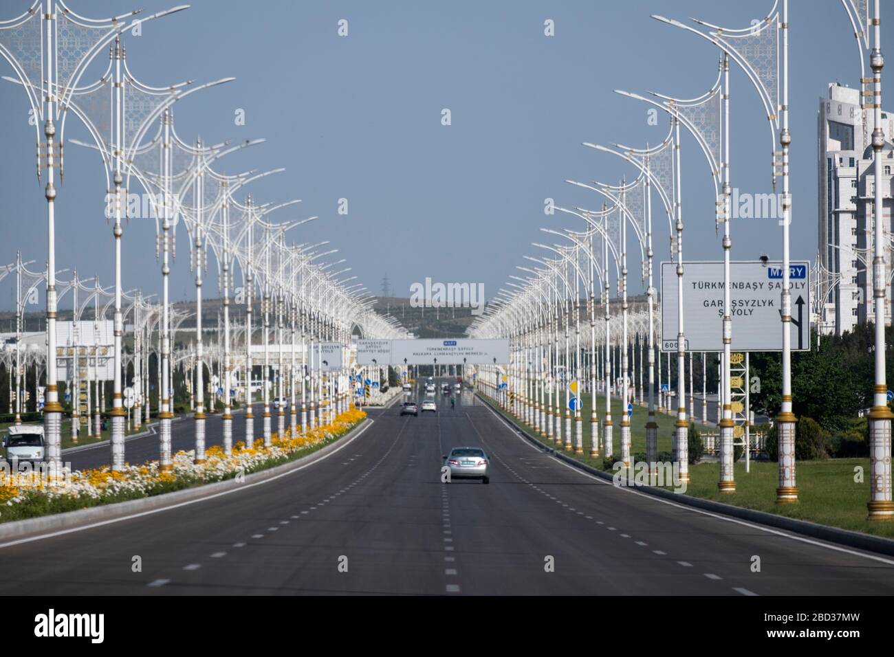 Strade di Ashgabat Turkmenistan fiancheggiate da edifici bianchi Foto Stock