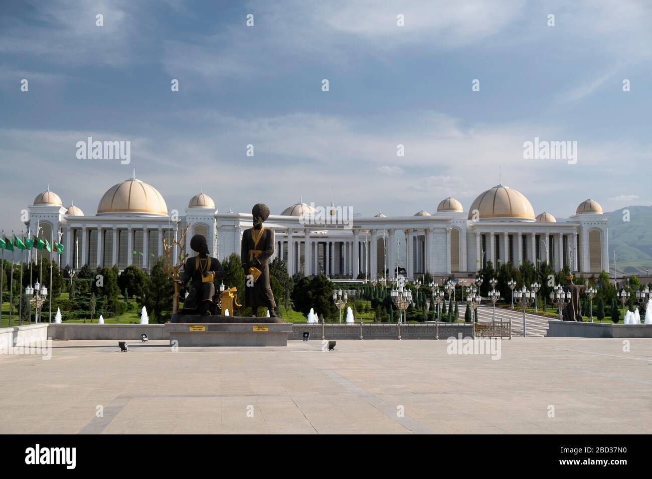 Vista dell'edificio della Biblioteca Nazionale di Stato del Turkmenistan ad Ashgabat Foto Stock