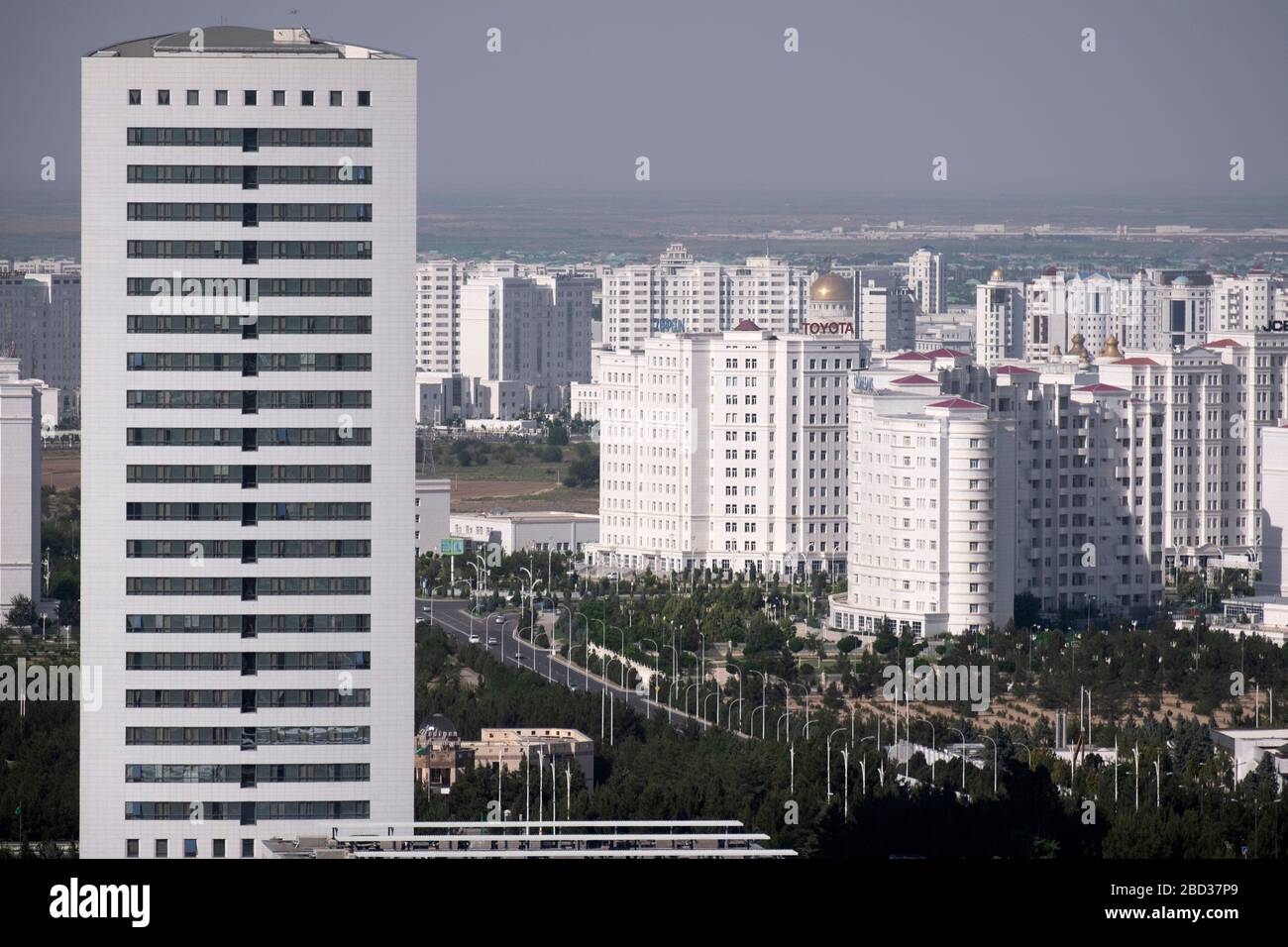 Torri bianche dello skyline di Ashgabat, Turkmenistan visto dal Monumento della neutralità Foto Stock