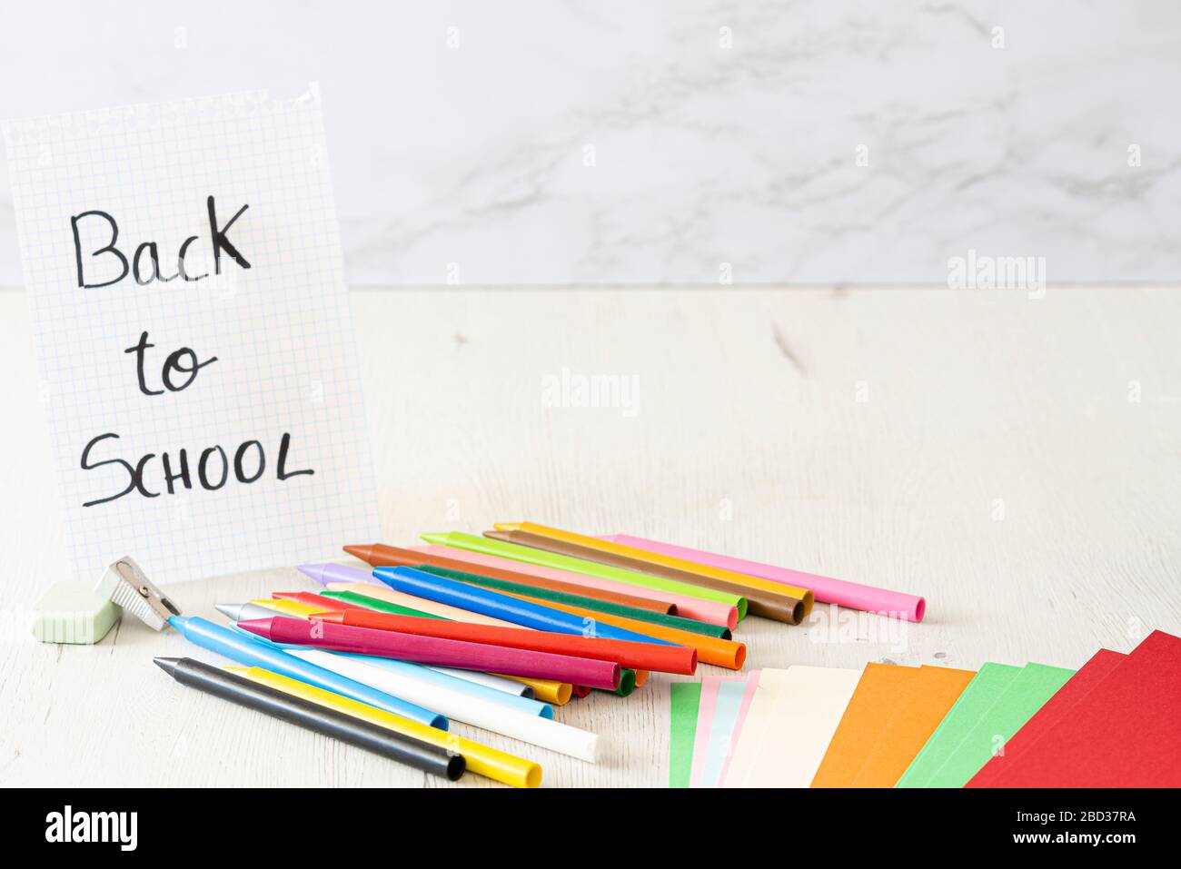 Cere e carte colorate. Concetto torna a scuola. Foto Stock