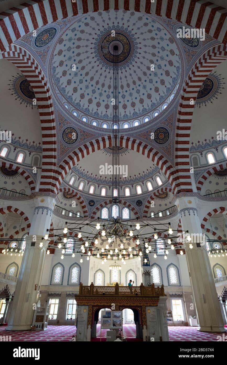 La Moschea di Ertuğrul Gazi, una moschea in stile turco situata ad Ashgabat, in Turkmenistan Foto Stock